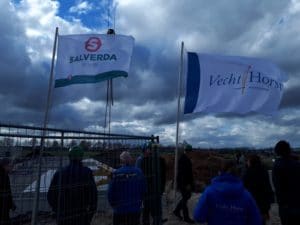 vlaggen wapperen in Nieuwleusen