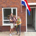Familie neemt bloemen in ontvangst - Apeldoorn
