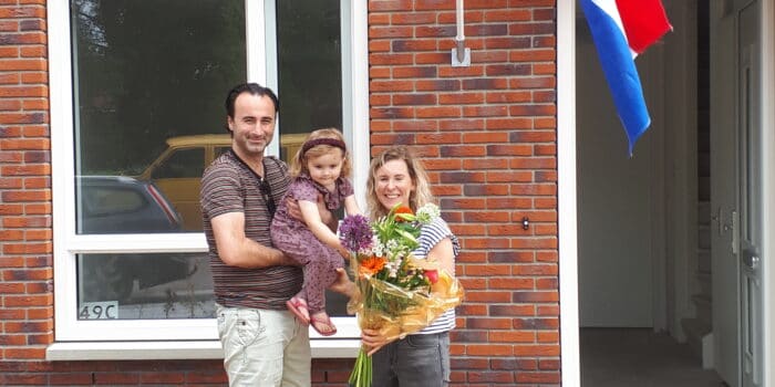Familie neemt bloemen in ontvangst - Apeldoorn